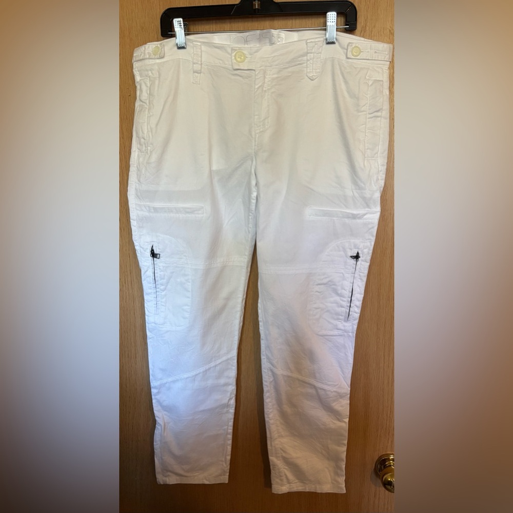 Joe’s White Cargo Pants with lots of pockets in excellent condition